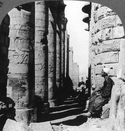 1905 में मिस्र के करबाक महान मंदिर में प्रसिद्ध उपनिवेश। द्वारा अंडरवुड और अंडरवुड