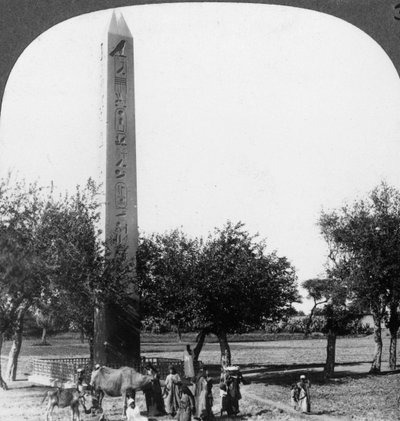 हेलियोपोलिस, मिस्र का 1905 का ओबिलिस्क। द्वारा अंडरवुड और अंडरवुड