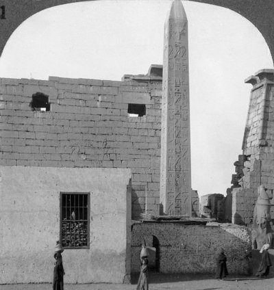 रमेस II और ओबोर के सामने लक्सर मंदिर, थेब्स, मिस्र, 1905। द्वारा अंडरवुड और अंडरवुड