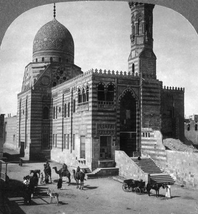 1905 में मिस्र के सुल्तान कैत बे की मकबरा मस्जिद। द्वारा अंडरवुड और अंडरवुड