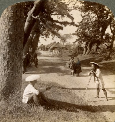 टोक्यो से क्योटो, जापान, 1904 तक पुरानी पोस्ट रोड सुज़ुका में पाइंस के नीचे आराम कर रहे यात्री। द्वारा अंडरवुड और अंडरवुड