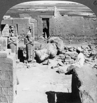 1905 में थेब्स, मिस्र के मैदान में रामेसेम दक्षिण-पूर्व से देखें। द्वारा अंडरवुड और अंडरवुड