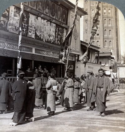 थिएटर स्ट्रीट पर एक निशुल्क शो देखने के बाद, 1904 में असाकुसा टॉवर, टोक्यो, जापान की ओर देखा गया द्वारा अंडरवुड और अंडरवुड