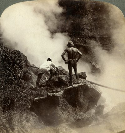 भाप के विस्फोट को देखते हुए और मिट्टी को उबलते हुए, एसो-सान, जापान, 1904 के ज्वालामुखी के ऊपर से गुजरता है द्वारा अंडरवुड और अंडरवुड