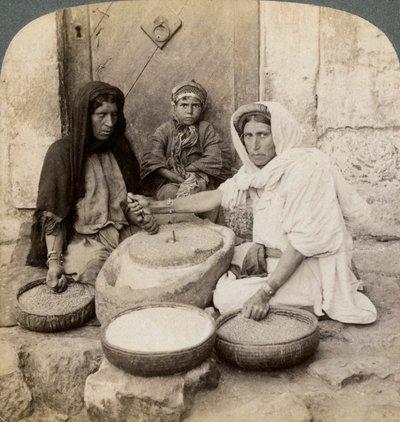 चक्की, फिलिस्तीन, 1900 पर पीसने वाली महिलाएं। द्वारा अंडरवुड और अंडरवुड