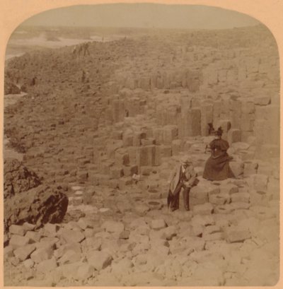 अद्भुत दिग्गज सेतु, काउंटी एंट्रीम, आयरलैंड, 1899। द्वारा अंडरवुड और अंडरवुड