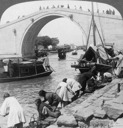 वू मेन ब्रिज और ग्रांड इंपीरियल नहर, सू-चाउ सूज़ौ, चीन, 1900। द्वारा अंडरवुड और अंडरवुड