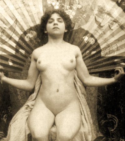 महिला नग्न एक बड़े प्रशंसक के साथ, c.1900 (सीपिया फोटो) द्वारा Unknown