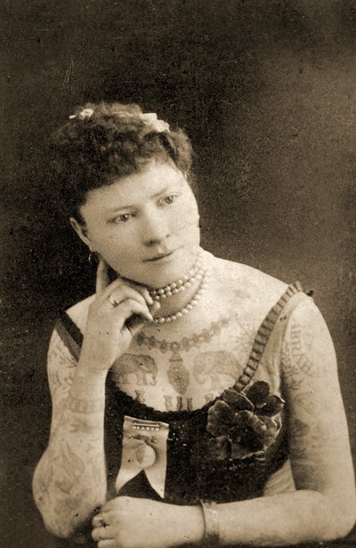 एक टैटू वाली महिला का चित्र, c.1905 द्वारा Unknown