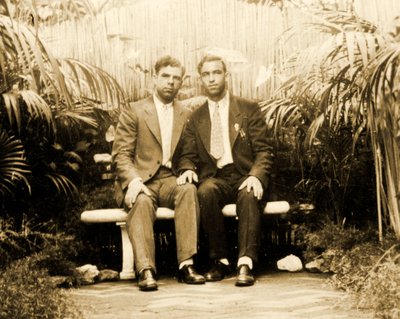 एक उष्णकटिबंधीय बगीचे में एक स्नेही जोड़े का चित्र, c.1930 द्वारा Unknown