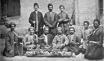 जेल यार्ड में कैदी और जेलर, नाहवंद, फारस, 1902 द्वारा अज्ञात
