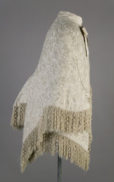 बर्था पामर का कोट, c.1870 (साइड व्यू), रिब्ड सिल्क मोइरे, फ्रिंज और क्रिस्टल बीड्स द्वारा अज्ञात कलाकार