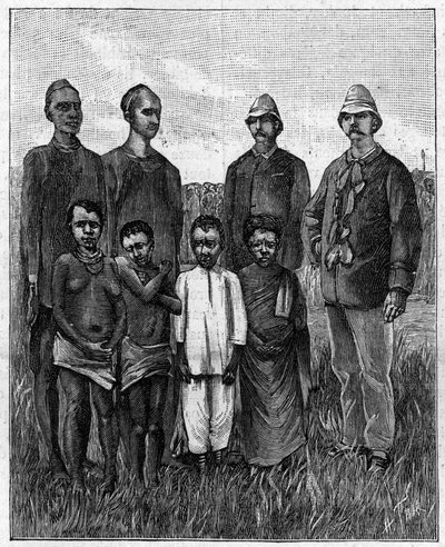 मध्य अफ़्रीकी पाइग्मीज़ में अंग्रेज़ी और सूडानी अधिकारी शामिल हुए हैं। (एक तस्वीर से)। 5 जुलाई के "" ला नेचर: रिव्यू डेस साइंसेज एट डे लेर्स एप्लिकेशन ऑक्स आर्ट्स एट ए एल 'इंडस्ट्री" में उत्कीर्णन द्वारा अज्ञात कलाकार