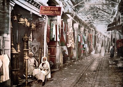 ट्यूनिस में ले सूक एल ट्रौक: फ्रेंच में साइन के साथ खरीदारी करें "" बाज़ार अरबी बारबौची ब्रदर्स "" फोटोक्रोम वी. 1900। द्वारा अज्ञात कलाकार