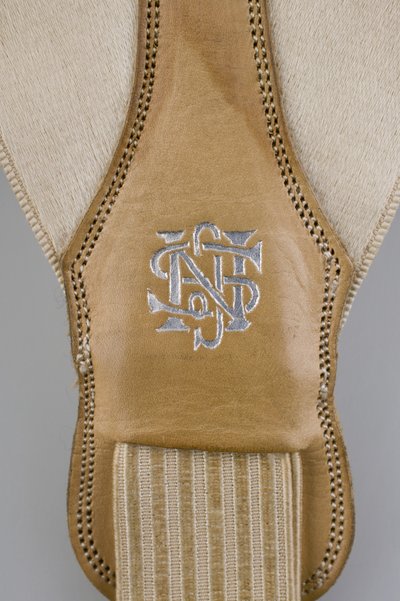 सस्पेंडर्स, c.1880 (विस्तार से देखें), कशीदाकारी सफेद साटन, चमड़ा, चांदी, निर्माता अज्ञात द्वारा अज्ञात कलाकार