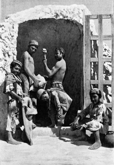 खदान के प्रवेश द्वार के सामने "कारुसी", प्रशिक्षु खनिक। 19वीं सदी की सिसिली उत्कीर्णन। द्वारा अज्ञात कलाकार