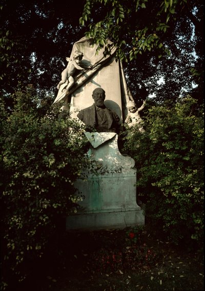 ऑस्ट्रियाई संगीतकार और कंडक्टर फ्रांज वॉन सप्पे (1819-1895) के मकबरे का दृश्य वियना (ज़ेंट्रालफ्रिडहोफ़), ऑस्ट्रिया के केंद्रीय कब्रिस्तान में द्वारा अज्ञात कलाकार