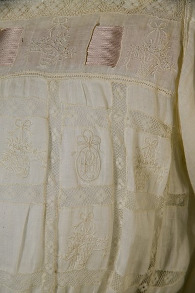 बर्था पामर का नाइटगाउन, c.1880 (विस्तार से देखें), सफेद कपास, फीता, कढ़ाई, और रेशम रिबन। द्वारा अज्ञात कलाकार