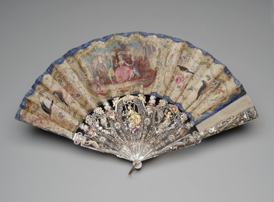 एक आंगन दृश्य के साथ तह पंखा, c.1770-80 (डबल रेशम पत्ती पर गोंद, पीतल सेक्विन, मदर-ऑफ-पर्ल, गिल्डिंग और ब्रास लूप) द्वारा अज्ञात कलाकार