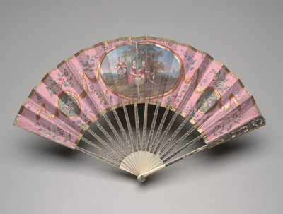 एक "डोमिनो" ग्राउंड पर एक देहाती दृश्य के साथ प्रशंसक तह, c.1770s-80 (डबल पेपर लीफ, आइवरी, गिल्डिंग, मदर-ऑफ-पर्ल और पेस्ट रत्नों पर गौचे और वॉटरकलर) द्वारा अज्ञात कलाकार