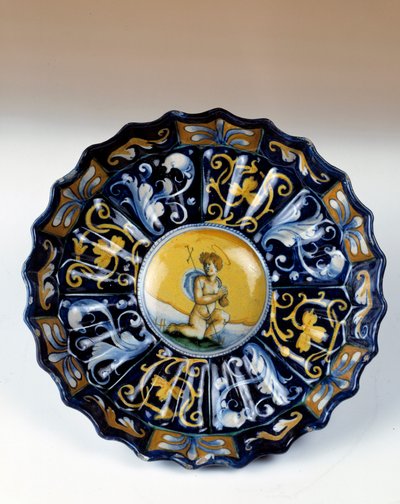 Godronnee faience cup डेकोरी ऑफ़ ए एंजेलोट 16वीं सदी के इगौएन। राष्ट्रीय पुनर्जागरण संग्रहालय द्वारा अज्ञात कलाकार