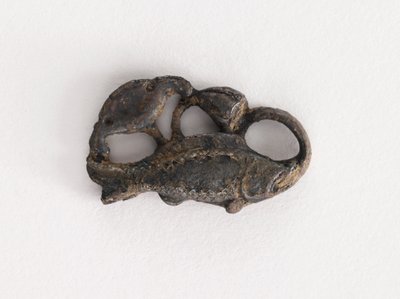 आभूषण: मछली, कमल का पत्ता, और कमल के बीज की फली (F1917.582 के साथ जोड़ी) द्वारा अज्ञात कलाकार