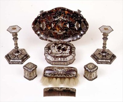 पीक कछुआ ड्रेसिंग टेबल सेट, c.1740 (कछुआ और धातु) द्वारा अज्ञात कलाकार