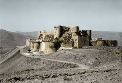 क्रुसेड्स की अवधि से डेटिंग नाइट्स महल किले का क्राक 1930 में पश्चिमी सीरिया में स्थित है। द्वारा अज्ञात कलाकार