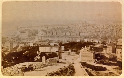 1885 -1890 के आसपास मार्सिले और उसके आसपास का शहर: नोट्रे डेम डे ला गार्डे का सामान्य दृश्य, निजी संग्रह द्वारा अज्ञात कलाकार
