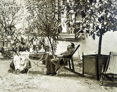 टूलूज़ लॉट्रेक अपनी माँ के साथ, शैटॉ डे माल्रोमे में द्वारा अज्ञात कलाकार