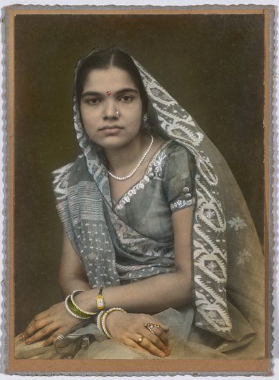शीर्षकहीन (ग्रे साड़ी और घूंघट में एक महिला का चित्र) द्वारा अज्ञात कलाकार