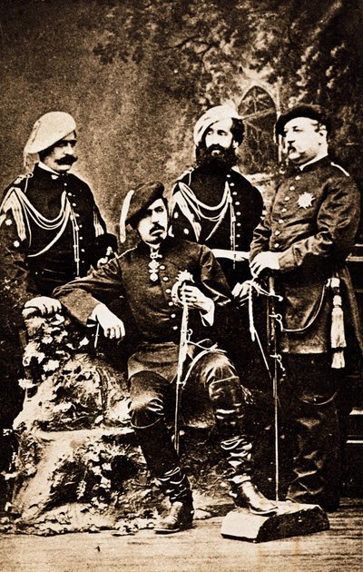 तीसरा कार्लिस्ट युद्ध (१८७२-१८७६): स्पेन के सिंहासन के दावेदार चार्ल्स डी बॉर्बन (१८४८-१९०९) (कार्लोस मारिया डी बोरबॉन और ऑस्ट्रिया-एस्टे या चार्ल्स VII), ड्यूक ऑफ मैड्रिड, अपने रक्षकों के साथ घिरा हुआ है। संगुएसा, ला रियोजा, स्पेन फोटोग्राफी लगभग 1872-187 द्वारा अज्ञात फोटोग्राफर
