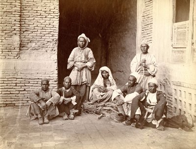 अफ़ग़ानिस्तान में एक परिवार, १९वीं सदी के अंत में द्वारा अज्ञात फोटोग्राफर