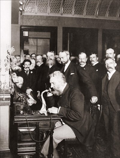 अलेक्जेंड्रे ग्राहम बेल (1847-1922) न्यूयॉर्क से शिकागो तक लंबी दूरी की लाइन के उद्घाटन के अवसर पर, 18 अक्टूबर द्वारा अज्ञात फोटोग्राफर