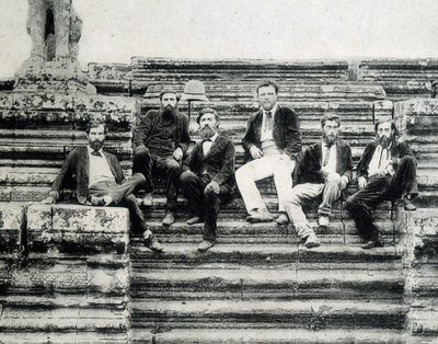 अंगकोर वैट की सीढ़ियों पर मेकांग अन्वेषण अभियान 1866-1868 (गार्नियर, डौडार्ट डी लाग्री) के सदस्यों का समूह चित्र। द्वारा अज्ञात फोटोग्राफर