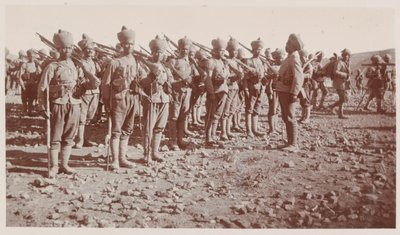 वजीरिस्तान में ऑपरेशन के दौरान परेड करते भारतीय सेना के जवान द्वारा अज्ञात फोटोग्राफर