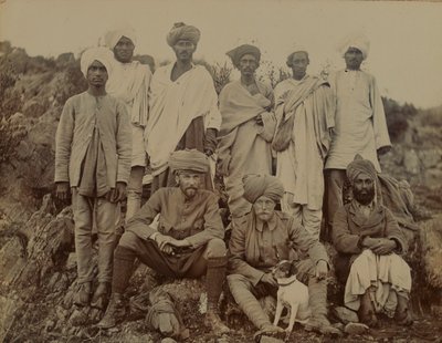 लेफ्टिनेंट एस एडवर्डस अपने कुत्ते बिड्डी के साथ, 1895 के लगभग द्वारा अज्ञात