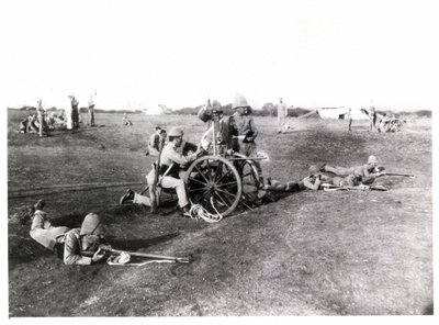 द किंग्स ओन यॉर्कशायर लाइट इन्फैंट्री प्रशिक्षण के सदस्य गार्डनर गन्स के साथ, 1890 के लगभग द्वारा अज्ञात