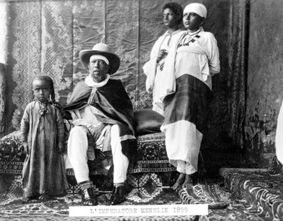 अपने परिवार के साथ इथियोपिया के सम्राट मेनेलिक द्वितीय (1844 - 1913) का पोर्ट्रेट। द्वारा अज्ञात फोटोग्राफर