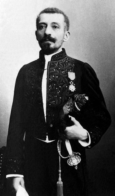 एक अकादमिक पोशाक में पियरे लोटी (1850-1923), उपन्यासकार और फ्रांसीसी नौसेना के अधिकारी का पोर्ट्रेट। द्वारा अज्ञात फोटोग्राफर