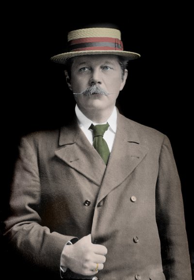 सर आर्थर कॉनन डॉयल (1859-1930) का पोर्ट्रेट, अंग्रेजी लेखक, "शर्लक होम्स" के चरित्र के निर्माता। द्वारा अज्ञात फोटोग्राफर