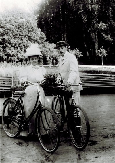 व्लादिमीर दिमित्रिच नाबोकोव (1870-1922) और ऐलेना इवानोव्ना रुकविश्निकोवा (1876-1939), बेनामी। फोटो द्वारा अज्ञात फोटोग्राफर