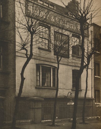 सेंट ब्राइड्स चर्चयार्ड में ओल्ड बेल के संकेत पर, c1935। द्वारा वाल्टर बेनिंगटन