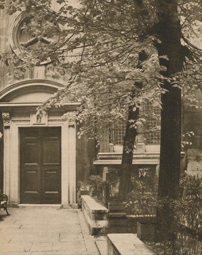 सेंट मैरी एल्डरमैनबरी के चर्च का दक्षिण दरवाजा, c1935। द्वारा वाल्टर बेनिंगटन