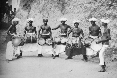 अपने ड्रम, 1902 के साथ गुइडा के शैतान-नर्तक द्वारा वत्स और स्कीन