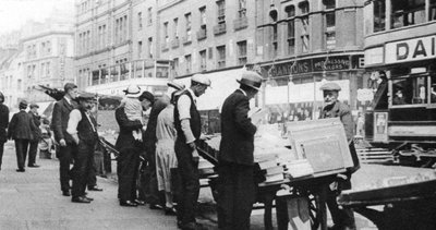 Shoreditch हाई स्ट्रीट, लंदन, 1926-1927 पर बुक स्टॉल। द्वारा व्हिफिन