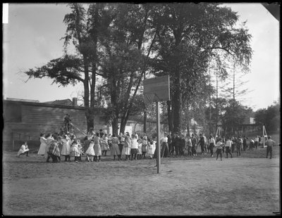 अज्ञात खेल के मैदान पर टग-ओ-युद्ध खेल रहे लड़के और लड़कियां, c.1910 द्वारा विलियम डेविस हसलर