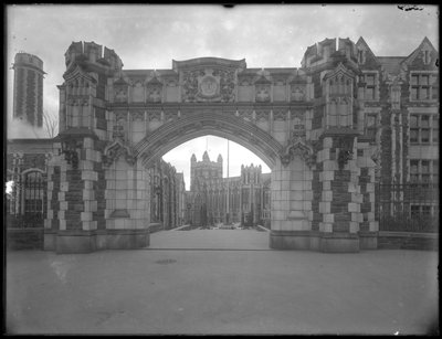 न्यूयॉर्क के सिटी कॉलेज में गेट, c.1912 द्वारा विलियम डेविस हसलर