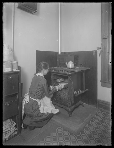 ओवन से रोटी लेने वाली मिस बेट्स, c.1913 द्वारा विलियम डेविस हसलर