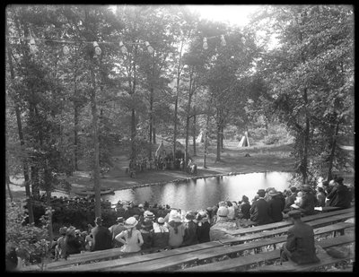 Performance हियावत ’का बाहरी प्रदर्शन, c.1913 द्वारा विलियम डेविस हसलर